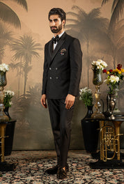 Elegant Black Double-Breasted Suit - Timeless Fashion

